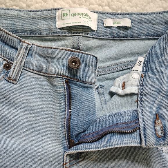 *NWOT* Celebrity Pink Women's Size 25 Light Wash Distressed Cropped Jeans - Picture 6 of 11